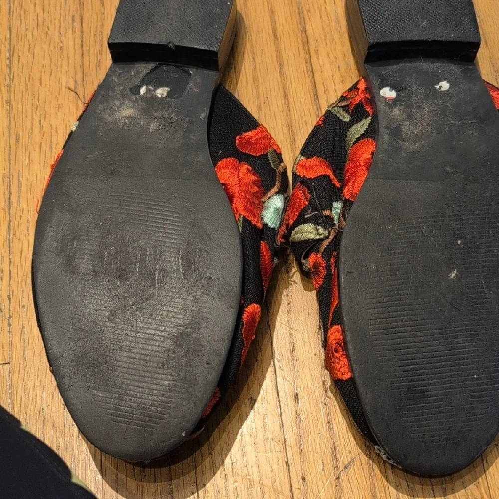 Catherine Malandrino Red and Black Floral Mules - Picture 6 of 6